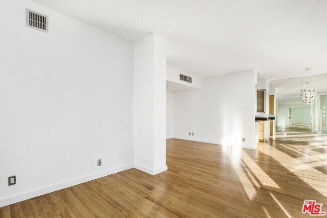 Building Photo - 4411 Los Feliz Blvd