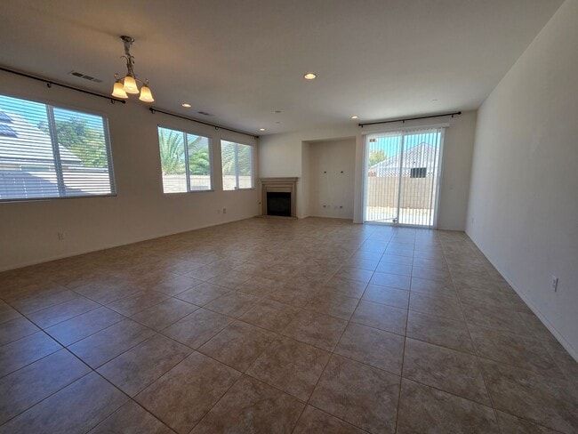 Building Photo - New Listing!