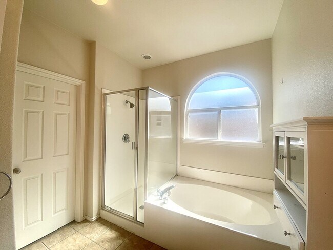 Building Photo - Amazing home with Garage and Backyard 3/2 ...