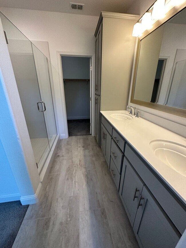 Building Photo - Charming 3 Bed / 2.5 Bath Home with Modern Upgrades