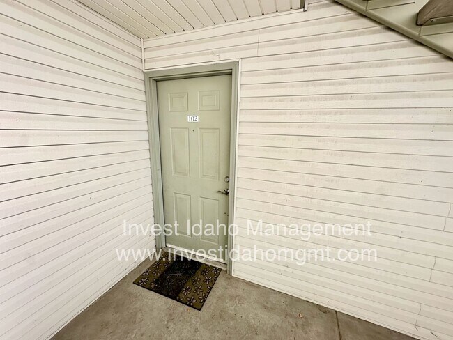 Building Photo - Fully renovated in 2025 2 bedroom, 2 bathroom ground floor apartment available soon.