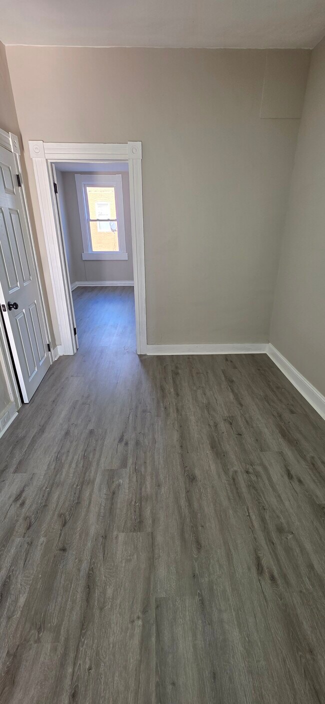 Building Photo - 700 N Streeper St