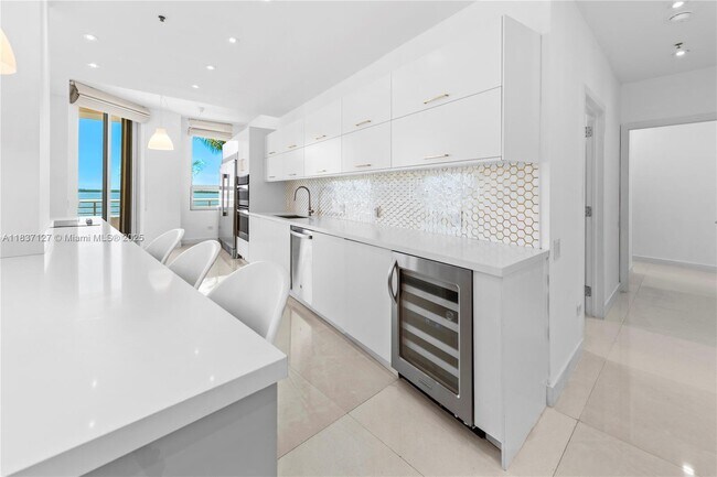 Building Photo - 808 Brickell Key Dr