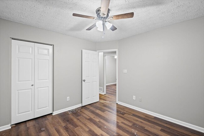 Building Photo - 3100 Fern Valley Dr SW