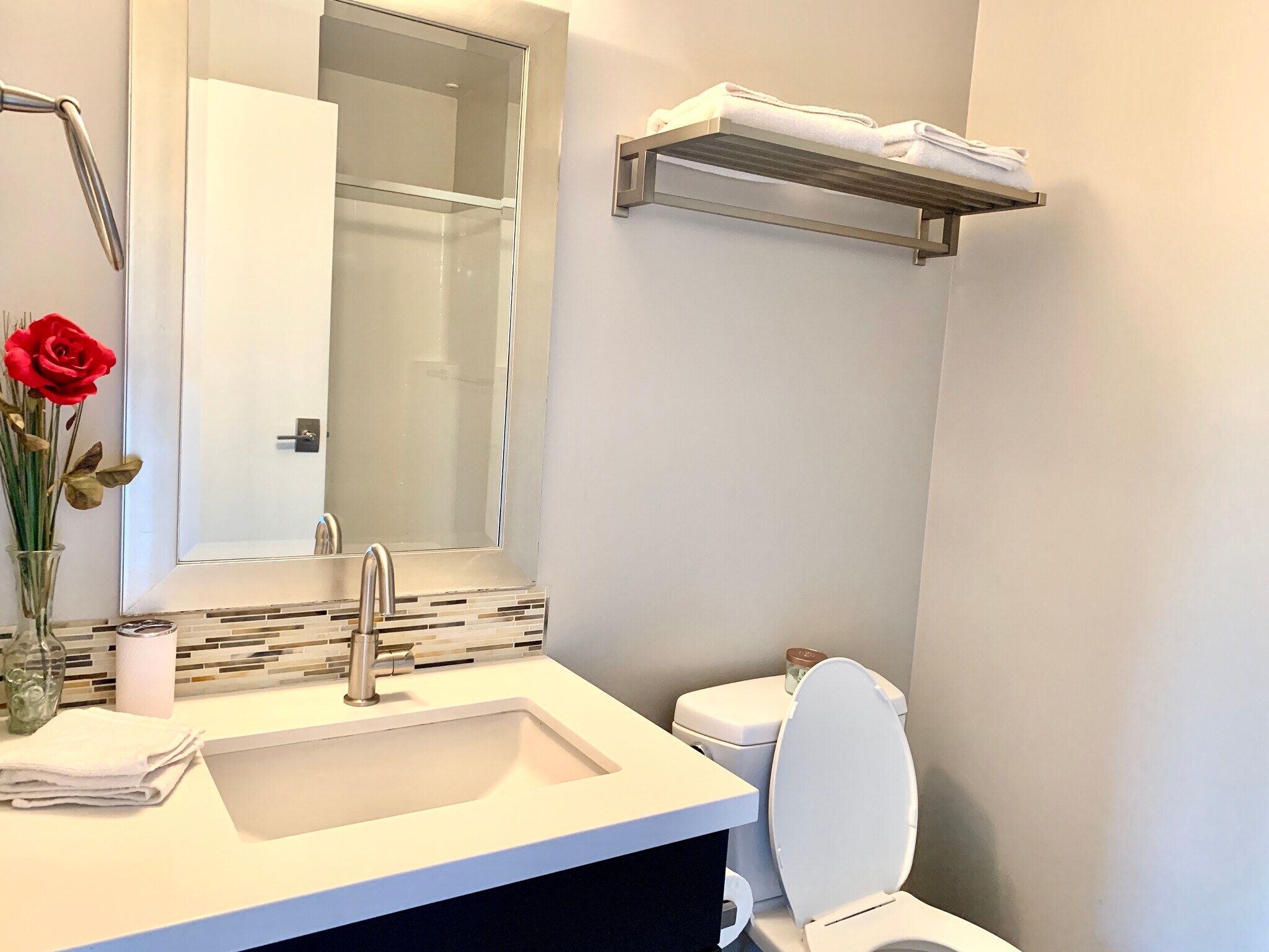 Master bathroom - 889 Date St