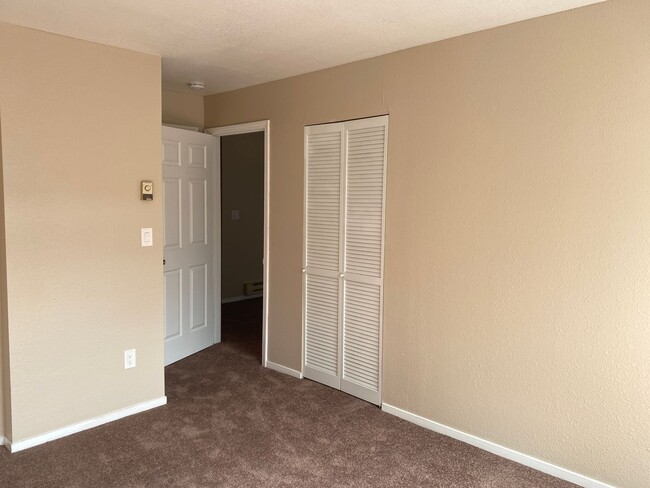 Building Photo - Updated 1 Bedroom 1.5  Baths Condo-