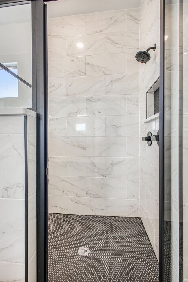 Building Photo - Beautiful East side House 4 bed-2.5 baths, part of The Overlook Casa Club that includes Swimming ...