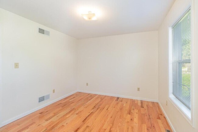 Building Photo - 927 E Lisburn Rd