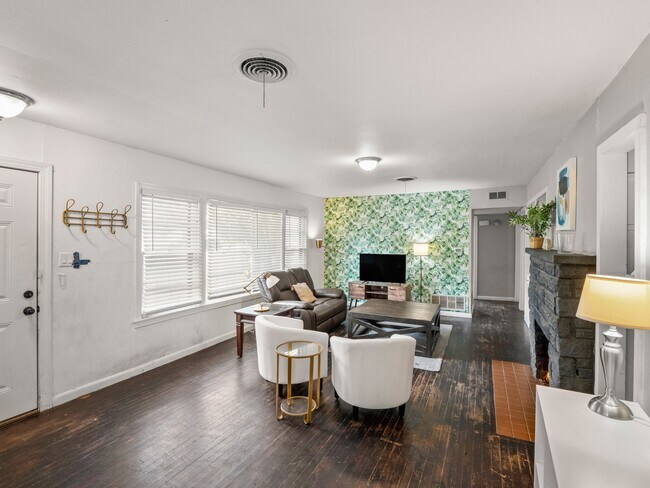 Building Photo - 6208 Walnut Hills Dr