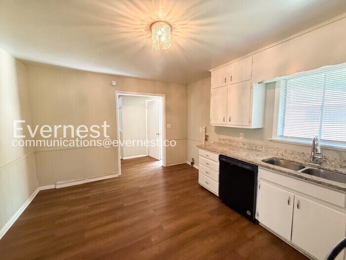 Building Photo - 9825 Maple Ln