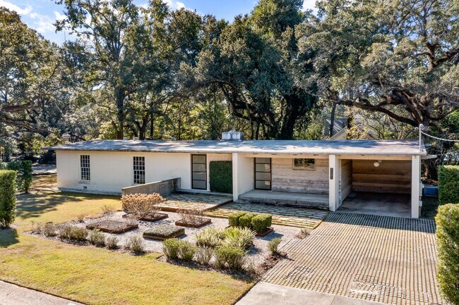 Building Photo - 2/2 with carport - fenced backyard