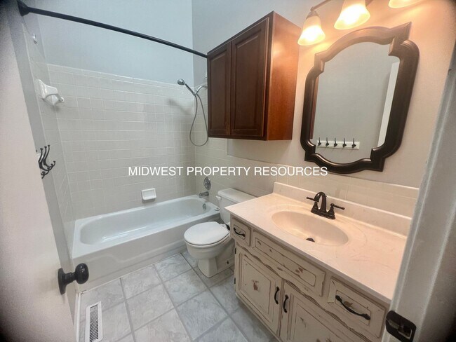 Building Photo - Refreshing & Tidy Lee's Summit Split for L...