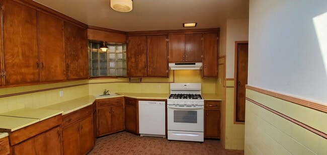 Building Photo - Beautifully Renovated Vintage  2 bedroom 2...