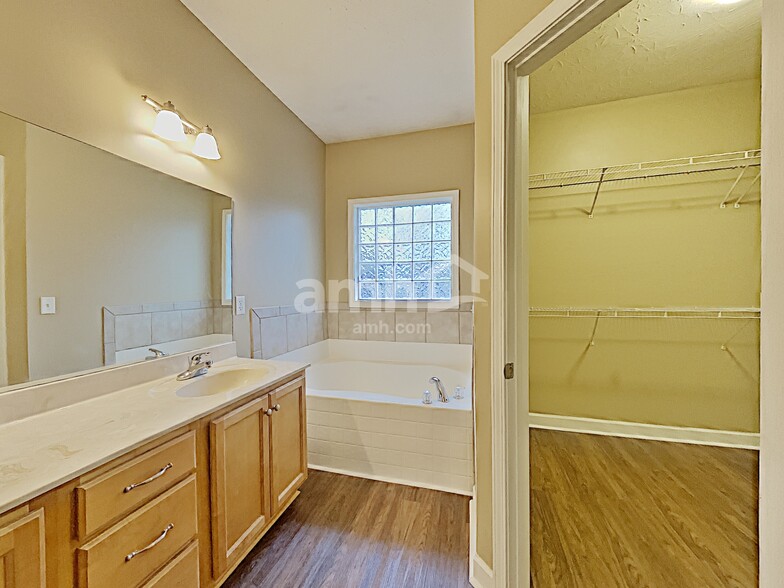 Building Photo - 711 Riata Ct