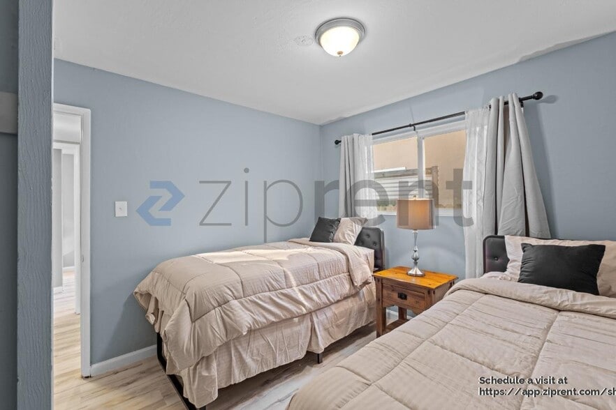 Building Photo - 325 Falcon Dr