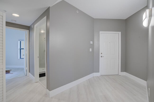 Building Photo - 100 Uno Lago Dr