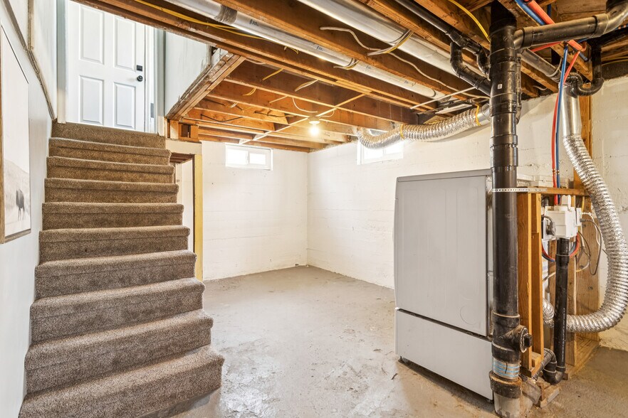 Building Photo - 983 N Poinsettia Dr