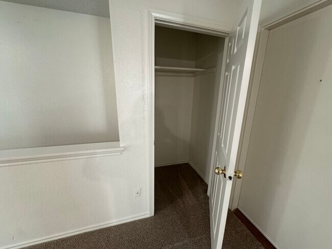 Building Photo - SE 4th St #103