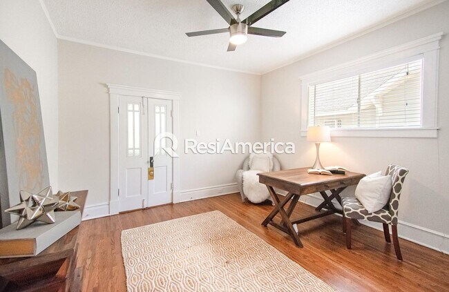 Building Photo - Beautiful 3/3 Craftsman in a Great Midtown...