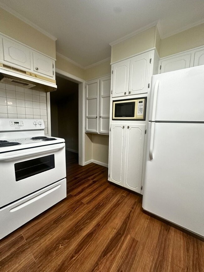 Building Photo - Cozy Country