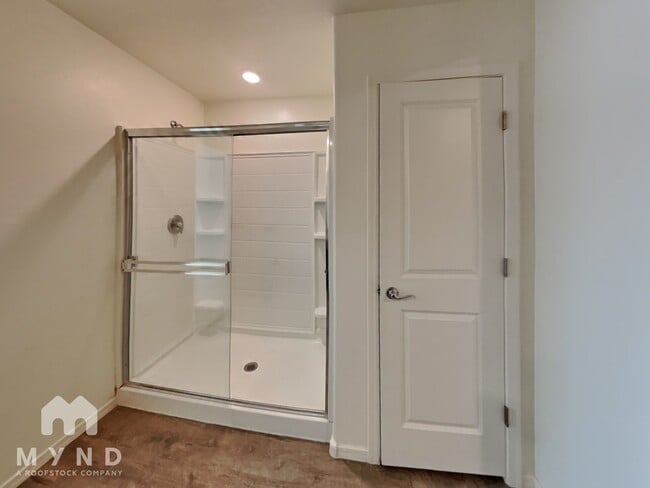 Building Photo - 282 S Oak St