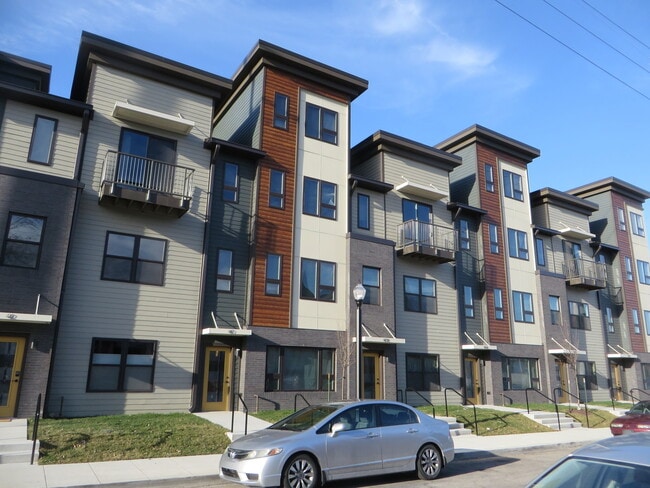 Building Photo - 5 Bedroom Home in the very core of Downtown (West Central, Downtown)