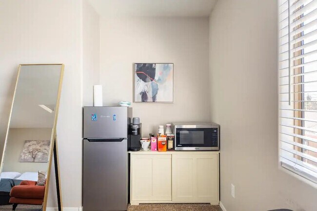 Building Photo - 506 E Townley Ave