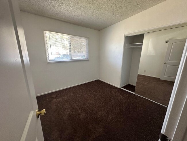 Building Photo - Adorable Apartment