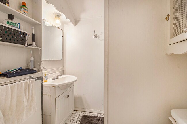 Building Photo - 415 N Thayer St