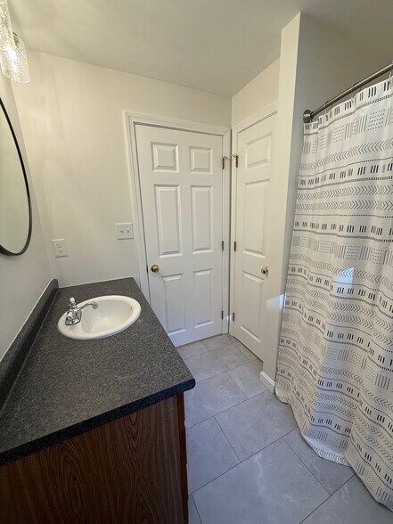 Building Photo - 2 Sams Pl