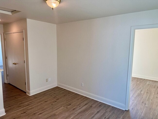 Building Photo - Newly Updated 3 Bedroom 2 1/2 Bath North M...