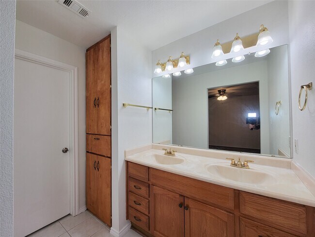 Building Photo - 8747 Fondren Village Dr