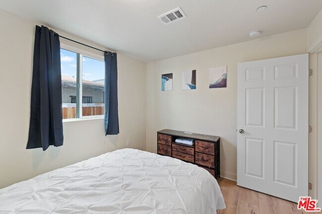 Building Photo - 5912 S Flower St