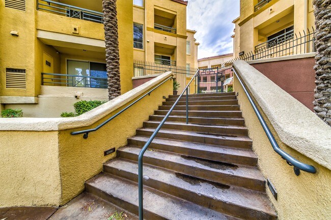 Building Photo - 220 E Flamingo Rd