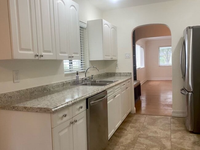 Building Photo - Euclid/Woodlawn Roommate Dream 4/3 home