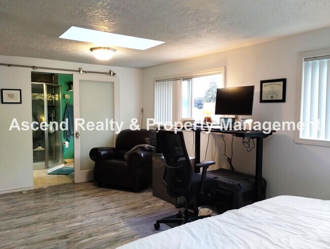 Building Photo - Ideal Hillsboro Location 2 Level Home with...
