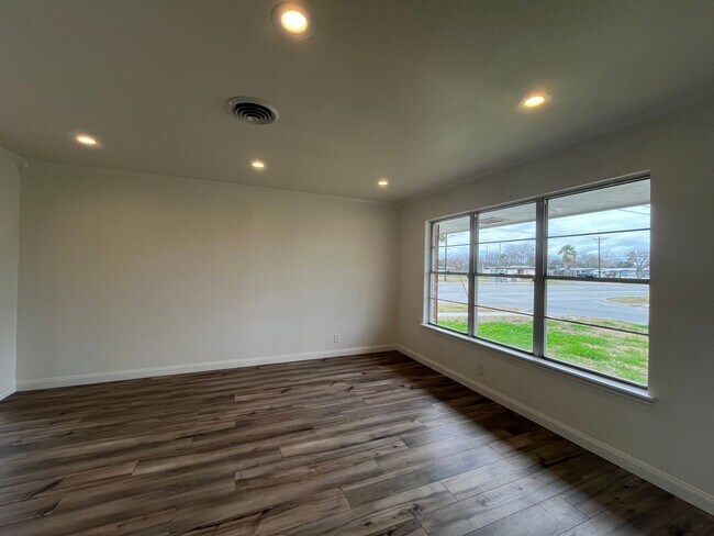 Building Photo - 3 Bedroom 2 Bath in Hopper Subdivision