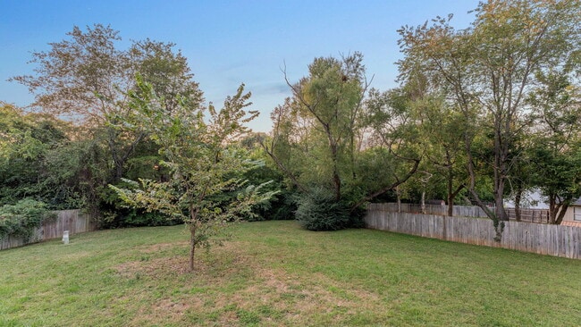 Building Photo - "Cozy 3-Bedroom Fayetteville Home with Mod...