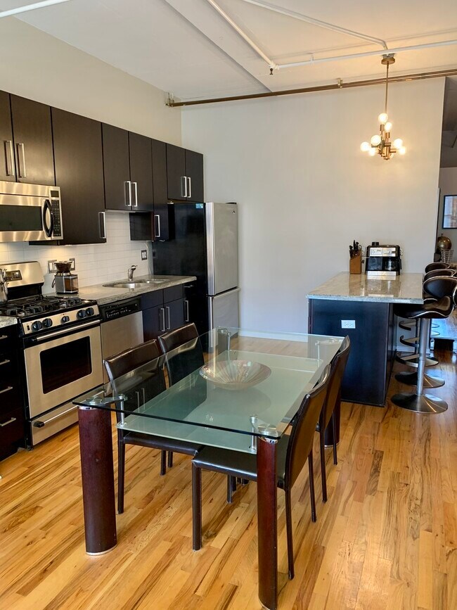 Building Photo - 6 S Laflin St