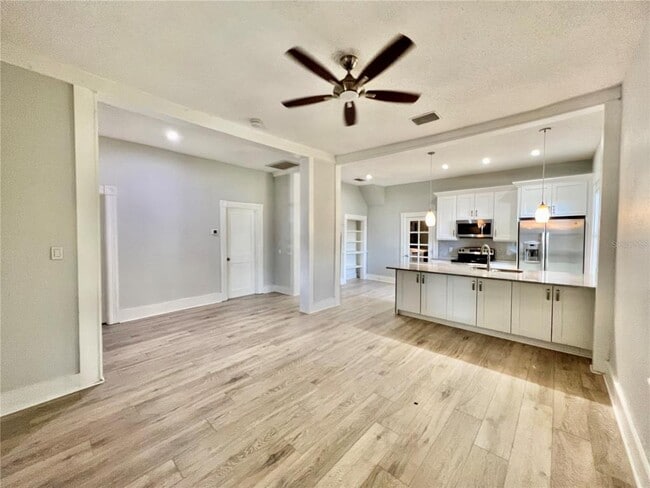 Building Photo - 111 W Amelia Ave