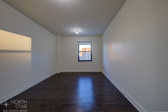Building Photo - 1021 W Lawrence Ave
