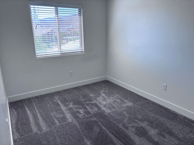 Building Photo - 4 bed | 2 1/2 bath | 2 car garage in Deser...