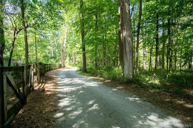 Building Photo - 332 Quaker Hill Rd