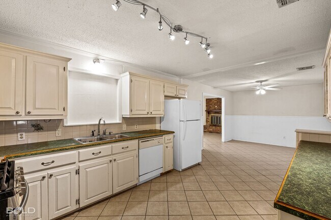 Building Photo - Stunning home located in the heart of Boss...