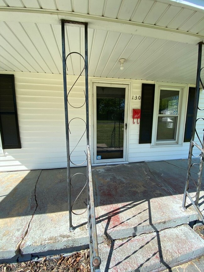 Building Photo - 130 Oak St