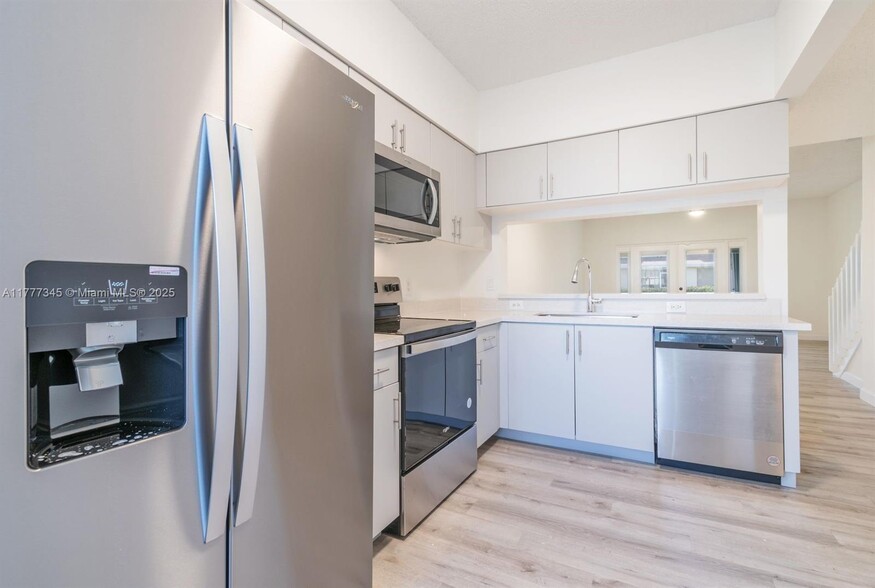 SO FLO Real Estate Group 65 WHITEHEAD CIR WESTON - 65 Whitehead Cir