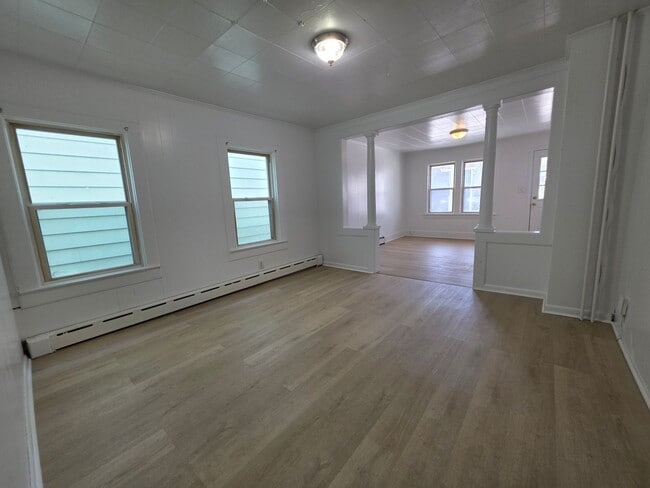 Building Photo - Beautiful Waterside 3 bedroom Single-Family Home - Catskill, NY