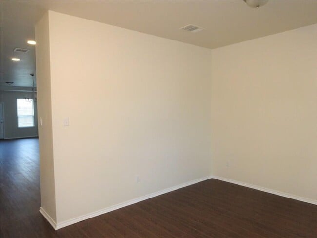 Building Photo - 100 Carlina Lp