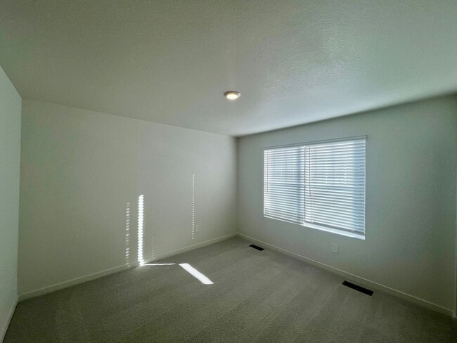 Building Photo - 299 Condor Wy