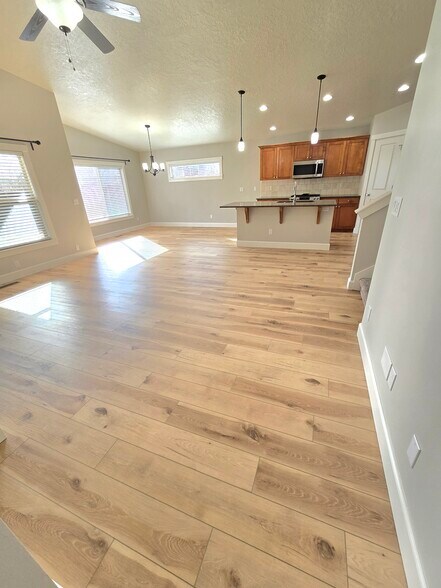 Building Photo - 591 W Kingsley St